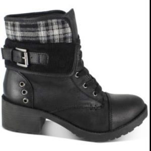 +NIB* - Black and plaid fold down lace up boots